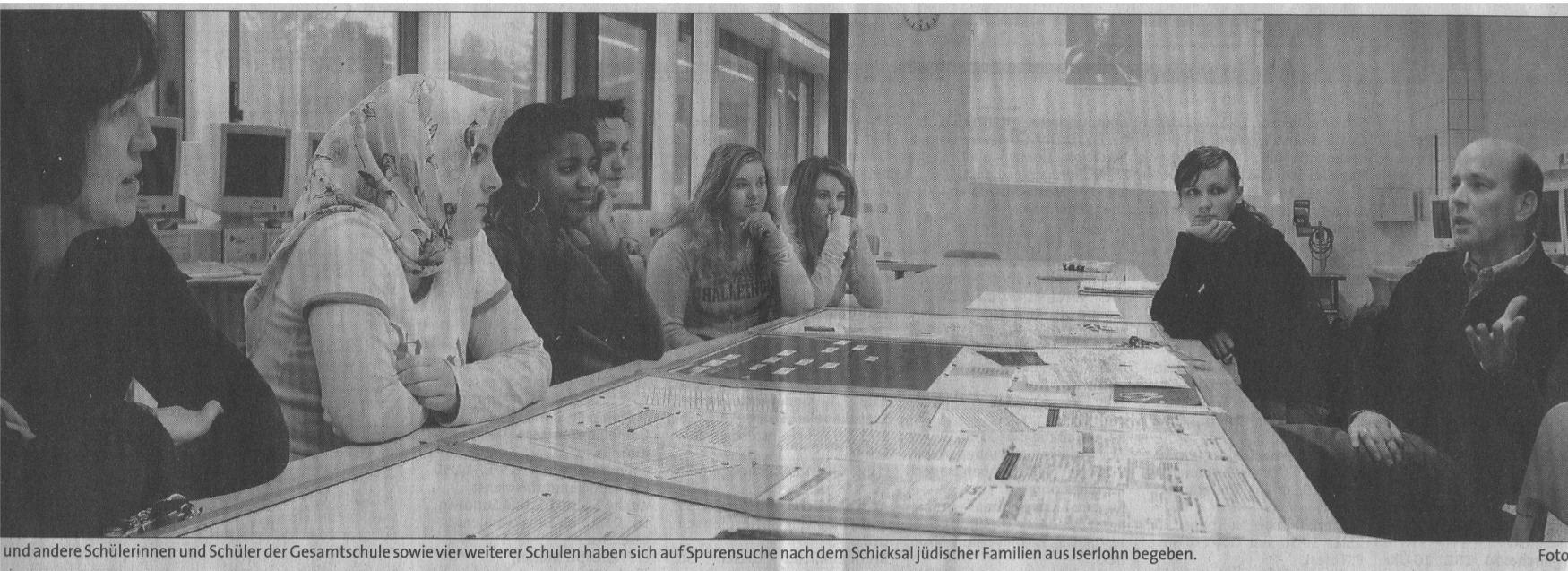 Diese und andere Schülerinnen und Schüler der Gesamtschule sowie vier weiterer Schulen haben sich auf die Spurensuche nach dem Schicksal jüdischer Familien aus Iserlohn begeben.
